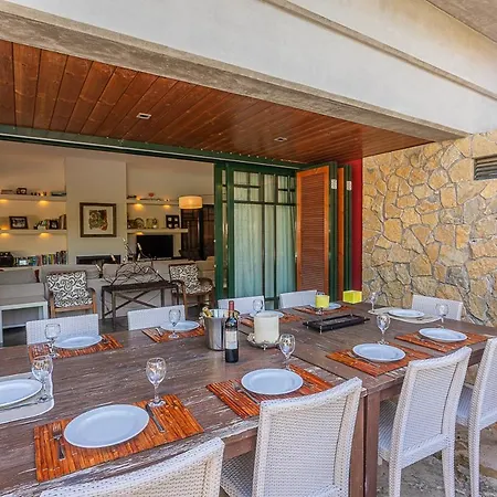 Villa Sleeps 8 With Pool And Air Con