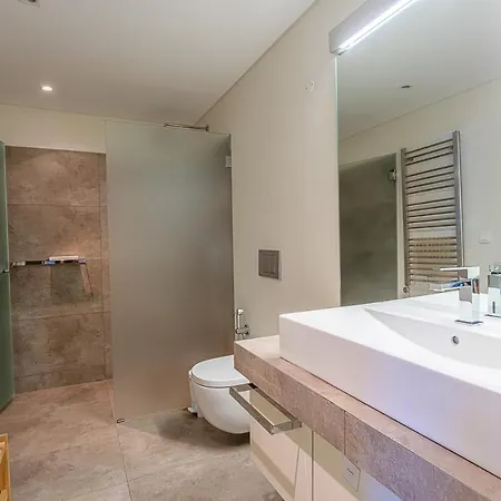 Sleeps 8 With Pool And Air Con *