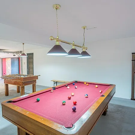 Sleeps 8 With Pool And Air Con *
