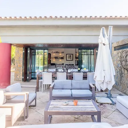 Sleeps 8 With Pool And Air Con Villa *