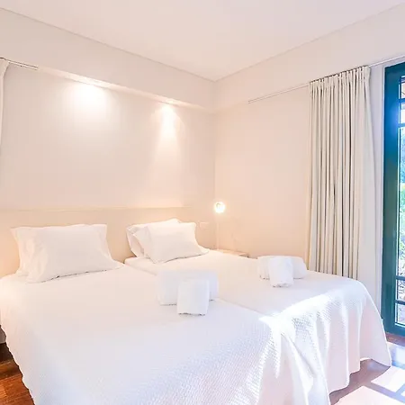 Sleeps 8 With Pool And Air Con *